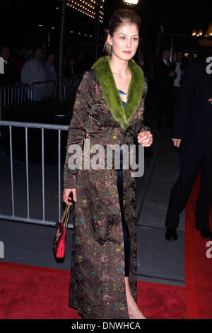 10 avril 2002 - K24677JBB : ''La Dernière Valse'' PREMIERE.AU ZIEGFELD THEATRE DE NEW YORK 04/10/02. JOHN BARRETT/ 2002 (D).Rosamund Pike(Image Crédit : © Globe Photos/ZUMAPRESS.com) Banque D'Images