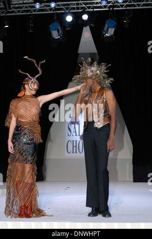 Le 31 octobre 2002 - Â© IMAPRESS. PH : YANNIS VLAMOS..8Ã©MOI EDITION DU SALON DU CHOCOLAT AU CAROUSSEL DU LOUVRE A PARIS. ..STAYA OBLET ET OLIVIA DROUOT.IMAPRESS/(2002 Image : © Crédit Photos Globe/ZUMAPRESS.com) Banque D'Images