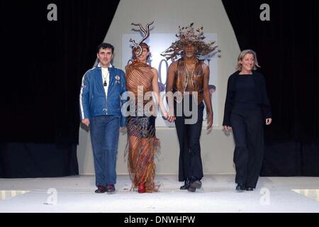 Le 31 octobre 2002 - Â© IMAPRESS. PH : YANNIS VLAMOS..8Ã©MOI EDITION DU SALON DU CHOCOLAT AU CAROUSSEL DU LOUVRE A PARIS. ..OBLETAVEC STAYA OLIVIA DROUOT ET ALEXANDRE BARTHET.IMAPRESS/(2002 Image : © Crédit Photos Globe/ZUMAPRESS.com) Banque D'Images