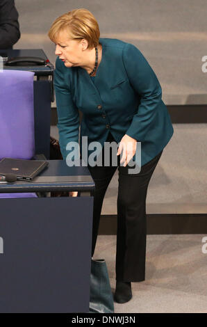 Berlin. 6 janvier, 2014. Photo prise le 18 décembre 2013 montre la Chancelière allemande, Angela Merkel, qui assistent à une réunion session au Bundestag, chambre basse du parlement, à Berlin, Allemagne. Merkel a blessé son bassin tandis que le ski en Suisse, son porte-parole Steffen Seibert a déclaré lundi. © Zhang Fan/Xinhua/Alamy Live News Banque D'Images