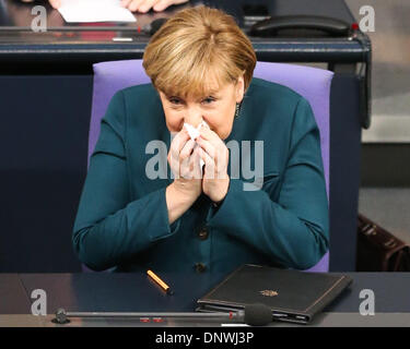 Berlin. 6 janvier, 2014. Photo prise le 18 décembre 2013 montre la Chancelière allemande, Angela Merkel, qui assistent à une réunion session au Bundestag, chambre basse du parlement, à Berlin, Allemagne. Merkel a blessé son bassin tandis que le ski en Suisse, son porte-parole Steffen Seibert a déclaré lundi. © Zhang Fan/Xinhua/Alamy Live News Banque D'Images