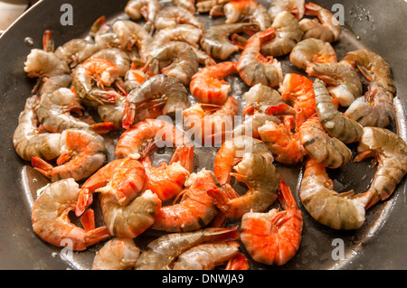 La cuisson friture de crevettes rouges et verts sur le plateau Banque D'Images