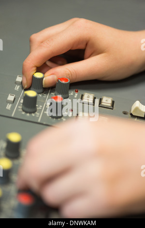 Mains travaille sur un mixage sonore Banque D'Images