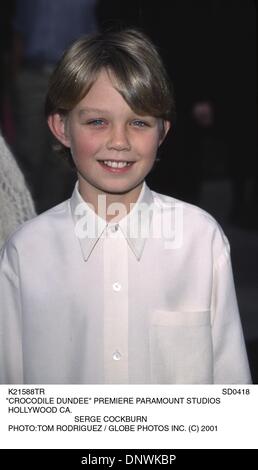 18 avril 2001 - K21588SD TR0418. ''CROCODILE DUNDEE'' PREMIERE Studios Paramount. HOLLYWOOD CA.. SERGE COCKBURN. . TOM RODRIGUEZ / C) 2001(Credit Image : © Globe Photos/ZUMAPRESS.com) Banque D'Images