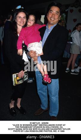 31 mai 2001 - K14871LR : 2/20/99.''Alice in Wonderland'' NBC/MARQUE ÉVÉNEMENT AU PARAMOUNT STUDIOS À Hollywood, CA..SCOTT SASSA AVEC SA FEMME ELLEN ET SA FILLE TAYLOR. LISA ROSE/(1999 Image : © Crédit Photos Globe/ZUMAPRESS.com) Banque D'Images