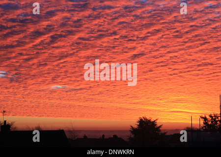 Une belle couverture de nuage rouge au lever de soleil sur un matin d'hiver sur Eastleigh, Hampshire, Royaume-Uni Banque D'Images