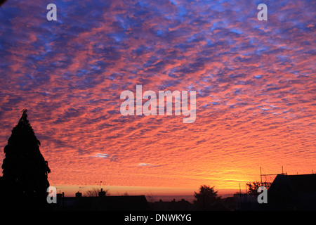 Ciel rouge le matin sur Eastleigh, Hampshire, Royaume-Uni Banque D'Images