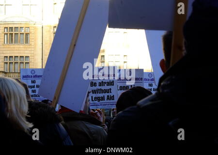 Londres, Royaume-Uni. 06 Jan, 2013. Tenir les foules des bannières pour protester contre les coupures à l'aide juridique Crédit : Rachel Megawhat/Alamy Live News Banque D'Images