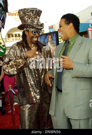 31 mai 2002 - Hollywood, Californie, USA - Bootsy Collins blagues avec le compositeur STANLEY CLARKE..UNDERCOVER BROTHER - PREMIÈRE MONDIALE.les studios Universal, Hollywood, CA.30 MAI 2002. NINA PROMMER/ 2002 K25117NP.(Image Crédit : © Globe Photos/ZUMAPRESS.com) Banque D'Images