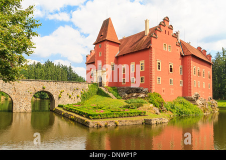 L'eau rouge Château Cervena Lhota, en Bohême du Sud, République Tchèque Banque D'Images