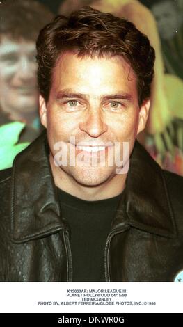 Mar. 9, 2001 - K12023AF : Ligue Majeure III.PLANET HOLLYWOOD 15/04/98.TED MCGINLEY. ALBERT FERREIRA/(1998 Image : © Crédit Photos Globe/ZUMAPRESS.com) Banque D'Images