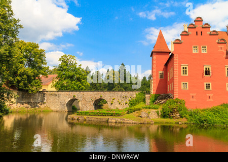 L'eau rouge Château Cervena Lhota, en Bohême du Sud, République Tchèque Banque D'Images