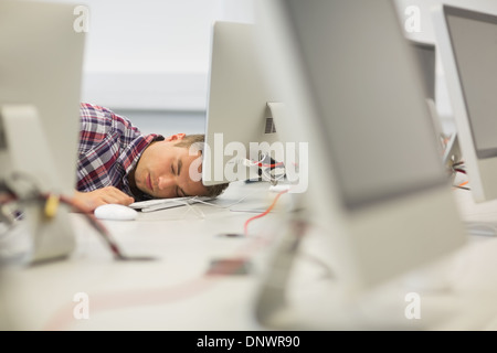 Handsome student sieste dans la salle informatique Banque D'Images