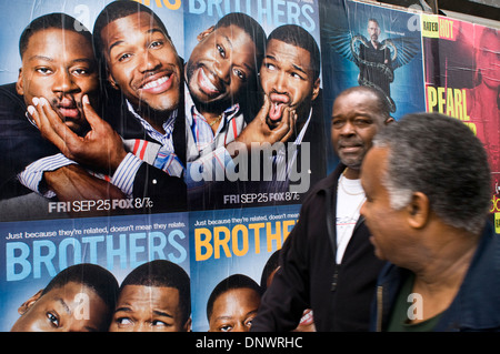 Des affiches annonçant la série Brothers de FOX et de la Chambre dans le quartier Lower East Side. Ce quartier de Manhattan Banque D'Images