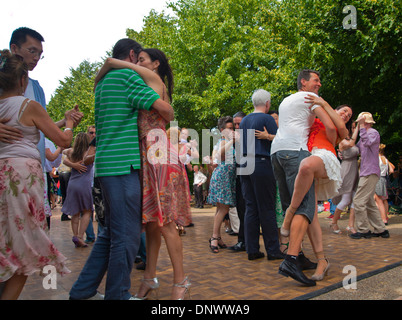 Tango Danse de Regent's Park, lieu chaque été, Londres, Angleterre, Royaume-Uni Banque D'Images