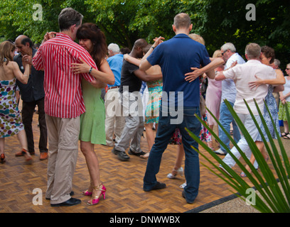 Tango Danse de Regent's Park, lieu chaque été, Londres, Angleterre, Royaume-Uni Banque D'Images