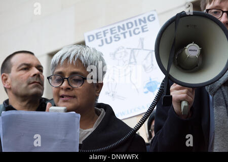 6 janvier 2014, Londres, Royaume-Uni. Pragna Patel, le directeur de Southall Black Sisters parle lors d'une manifestation devant Westminster Magistrates Court contre les coupures du gouvernement à l'aide juridique, tandis qu'au sein de l'Angleterre et Pays de Galles barristers criminel tenir un arrêt d'une demi-journée, la première de ces mesures par les avocats dans l'histoire britannique. L'Alliance de la Justice, qui a coordonné la manifestation bénéficie de l'appui d'un groupe représentatif d'ONG, syndicats, organismes de bienfaisance et les organisations populaires dont Amnesty UK, de liberté, de s'unir, et le Children's Society. Credit : Patricia Phillips/Alamy Live News Banque D'Images