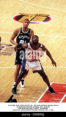 23 juin 1999 - 31257JBB 06/23/99.NEW YORK KNICKS VS. Les SAN ANTONIO SPURS FINAL.au Madison Square Garden, New York..TIM DUNCAN ET LARRY JOHNSON. JOHN BARRETT/(1999 Image : © Crédit Photos Globe/ZUMAPRESS.com) Banque D'Images