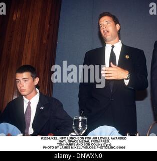 Mar. 5, 2001 - K2254JKEL : CAN DÉJEUNER POUR JIM LOVELL ATTRIBUÉ .NAT'L'ESPACE DES MAINS DE PRES..TOM HANKS ET SON FILS COLIN (17ans). M.James Kelly/(1995 Image : © Crédit Photos Globe/ZUMAPRESS.com) Banque D'Images