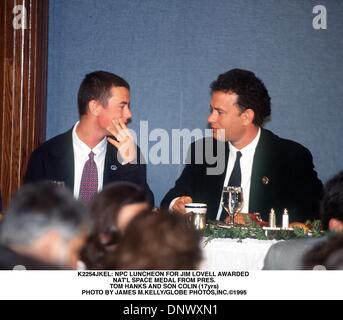 Mar. 5, 2001 - K2254JKEL : CAN DÉJEUNER POUR JIM LOVELL ATTRIBUÉ .NAT'L'ESPACE DES MAINS DE PRES..TOM HANKS ET SON FILS COLIN (17ans). M.James Kelly/(1995 Image : © Crédit Photos Globe/ZUMAPRESS.com) Banque D'Images