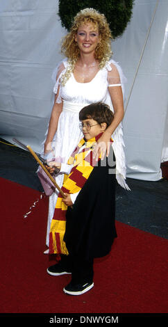 29 octobre 2001 - K23187AG : 8E CONGRÈS ANNUEL DE L'HALLOWEEN DE RÊVE .BARKER HANGER, Santa Monica, CA 10/27/2001.VIRGINIA MADSEN ET FILS JACK. AMY GRAVES/(2001 Image : © Crédit Photos Globe/ZUMAPRESS.com) Banque D'Images