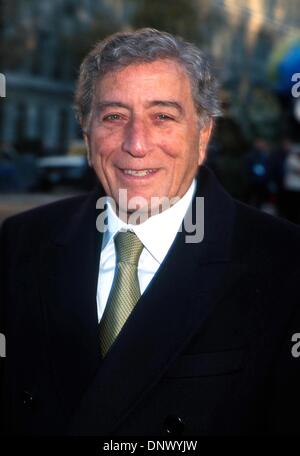 Le 26 novembre 2001 - K23481L : 11/22/01.Le 75 e congrès annuel de Macy's Thanksgiving Day Parade À NEW YORK..Tony Bennett. HENRY McGEE/(2001 Image : © Crédit Photos Globe/ZUMAPRESS.com) Banque D'Images