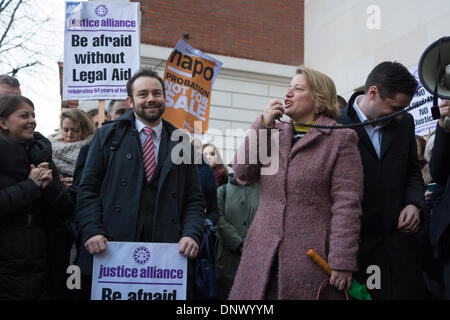 Londres, Royaume-Uni. 6 janvier, 2013. Natalie Bennett, Chef du Parti Vert donne un discours lors d'une manifestation devant Westminster Magistrates Court contre les coupures du gouvernement à l'aide juridique, comme en Angleterre et au Pays de Galles les avocats titulaires d'un arrêt d'une demi-journée, la première de ces mesures par les avocats dans l'histoire britannique. L'Alliance de la Justice, qui a appelé à la manifestation, a le soutien d'un groupe représentatif d'ONG, syndicats, organismes de bienfaisance et les organisations populaires dont Amnesty UK, de liberté, de s'unir, et le Children's Society. Credit : Patricia Phillips/Alamy Live News Banque D'Images