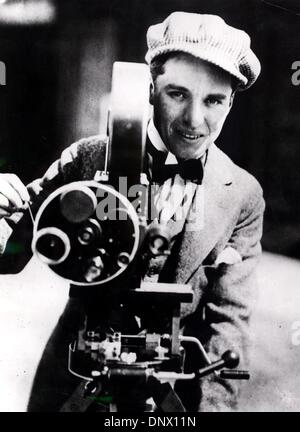 1 janvier, 1915 - Londres, Angleterre, Royaume-Uni - Jeune CHARLIE CHAPLIN (16 avril 1889 - 25 décembre 1977) avec une caméra. Chaplin était un acteur comique, et réalisateur le plus connu pour son travail dans l'ère du cinéma muet. (Crédit Image : © Keystone Photos/ZUMAPRESS.com) Banque D'Images
