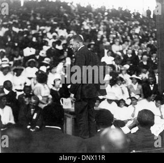 12 avril 1915 - New Orleans, LA, États-Unis - Leader magnétique BOOKER T. WASHINGTON en 1895 a proposé la séparation sociale des courses en speach qui excité désaccord parmi son propre peuple et est devenu connu sous le nom de 'l'Atlanta compromis." La photo montre l'occasion d'une conférence à La Nouvelle-Orléans en 1915. (Crédit Image : © Keystone Photos/ZUMAPRESS.com) Banque D'Images