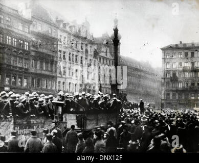 9 novembre 1923 - Berlin, Allemagne - leader nazi Adolf Hitler fait sa première tentative d'éclosion révolutionnaire le 9 novembre 1923, qui s'est terminé par la marche sur la Feldherrnhalle "Munich". Sur la photo : des troupes d'Hitler sur les chariots parmi la foule de personnes à la 'Marien-place'. (Crédit Image : © Keystone Photos/ZUMAPRESS.com) Banque D'Images