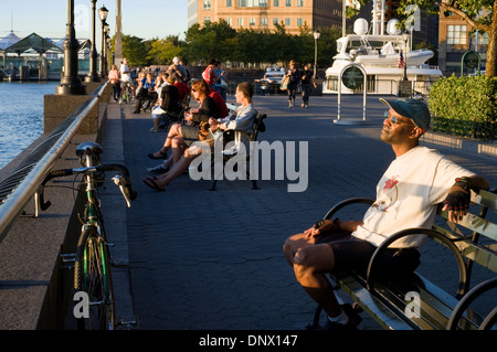 Dans la région de Battery Park, les résidents et les touristes ont la possibilité d'une série d'activités sans quitter le centre-ville Banque D'Images