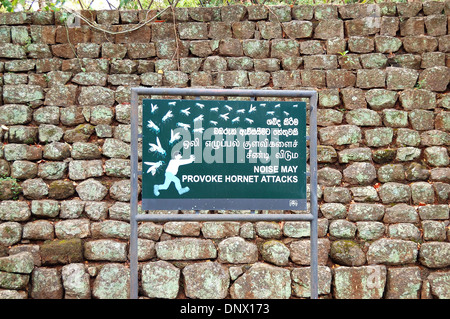 Le signe 'bruit peut provoquer une attaque hornet' dans jardin près de Sigiriya (Lion's rock), Sri Lanka Banque D'Images