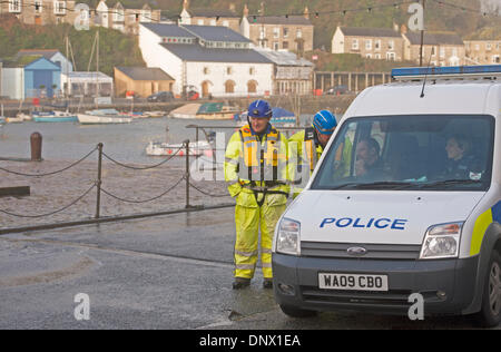Porthleven, Royaume-Uni. 6 janvier, 2014. Les mers et les vagues énormes de Porthleven pâte ce matin, protection de la côte et la police veille. La tempête devrait souffler sur une grande partie du reste du Royaume-Uni au cours de la journée. Credit : Bob Sharples/Alamy Live News Banque D'Images