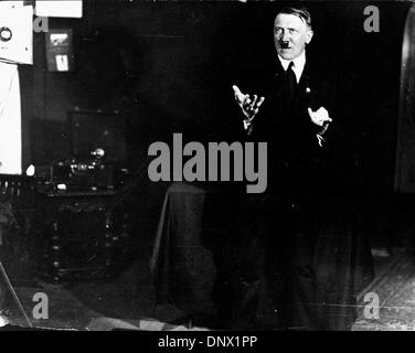 18 février, 1932 - Berlin, Allemagne - Adolf Hitler Chancelier d'Allemagne et le leader du parti nazi. Adolf Hitler (20 avril 1889 ÐApril 30, 1945) a été le Führer und Reichskanzler (chancelier) et leader de l'Allemagne de 1933 à sa mort. Il était chef du parti national-socialiste des travailleurs allemands (NSDAP), mieux connu sous le nom de Parti nazi. Au sommet de son pow Banque D'Images