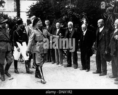 10 janvier 1933 - Rome, Italie - Benito Mussolini (1883-1945) le dictateur italien et leader du mouvement fasciste d'être accueillis par un groupe d'hommes âgés. (Crédit Image : © Keystone Photos USA/ZUMAPRESS.com) Banque D'Images