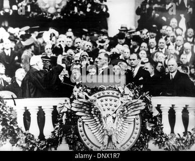4 mars 1933 - Washington D.C., États-Unis - la trente-deuxième Président des États-Unis, Franklin Delano Roosevelt a été élu pour quatre mandats, il a servi de 1933 à 1945, et est le seul président américain à avoir servi plus de deux mandats. En supposant que la présidence à la profondeur de la Grande Dépression, Franklin D. Roosevelt a aidé le peuple américain retrouver foi je Banque D'Images