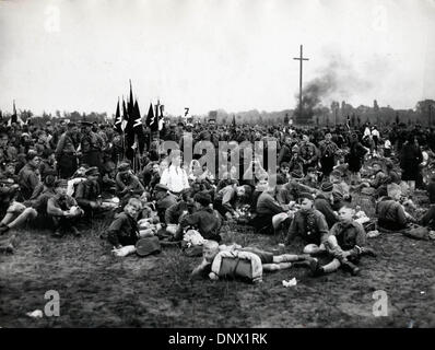 27 mai 1933 - Düsseldorf, Allemagne - Vue de la grande célébration de la Jeunesse Hitlérienne Albert Leo Schlageter, qui avait été condamné à mort par le gouvernement français il y a dix ans, en face de la Croix Schlageter près de Düsseldorf le 27 mai 1933. (Crédit Image : © Keystone Photos USA/ZUMAPRESS.com) Banque D'Images