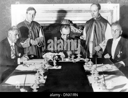 20 juillet 1933 - Cité du Vatican, Italie - le prélat, qui a organisé la relation entre l'église catholique et le Troisième Reich, le 20 juillet, 1933. (L-R) Le Vice-chancelier allemand Franz von Papen, le Cardinal Giuseppe PIZZARDO, Secrétaire du Cardinal EUGENIO MARIA GIUSEPPE GIOVANNI PACELLI, le cardinal Alfredo Ottaviani et l'ambassadeur allemand à Vatican, le Dr Rudolf BUTTMA Banque D'Images