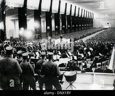 2 Septembre, 1933 - Nuremberg, Allemagne - une vue générale au cours d'une réunion à la salle d'exposition, Nuremberg, montrant le chancelier Adolf Hitler (L) au cours de la National Socialist Congress. (Crédit Image : © Keystone Photos USA/ZUMAPRESS.com) Banque D'Images