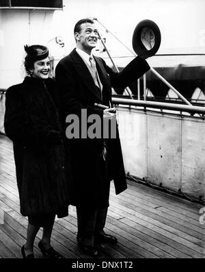 Le 10 novembre 1933 - New York, NY, États-Unis - acteur Gary Cooper (1901-61) voyageant avec sa femme, Veronica ROCKY BALFE. (Crédit Image : © Keystone Photos USA/ZUMAPRESS.com) Banque D'Images