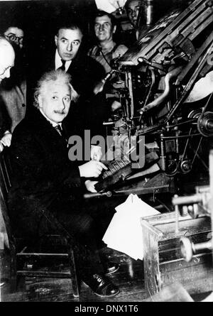 24 janvier 1934 - New York, NY, États-Unis - le professeur Albert Einstein le réglage de la première ligne de caractères pour la première grande édition du quotidien juif Bulleton. Einstein (14 mars 1879 - 18 avril, 1955) était un physicien théoricien allemand considéré comme le plus grand scientifique du 20e siècle. Il a proposé la théorie de la relativité et apporté des contributions à l'élaboration de la mecha Banque D'Images