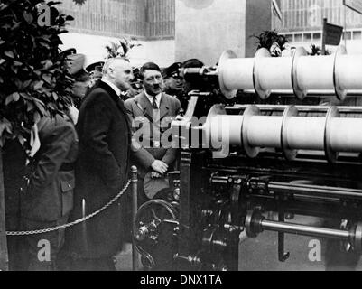 Le 7 mars, 1934 - Leipzig, Allemagne - leader nazi et Fuhrer de l'Allemagne, Adolf Hitler inspecte une machine à tisser à la foire de Leipzig en 1934. (Crédit Image : © Keystone Photos USA/ZUMAPRESS.com) Banque D'Images