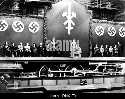 28 mars 1936 - Essen, Allemagne - leader nazi Adolf Hitler prononce un discours à l'usines Krupp à Essen, Allemagne. (Crédit Image : © Keystone Photos USA/ZUMAPRESS.com) Banque D'Images