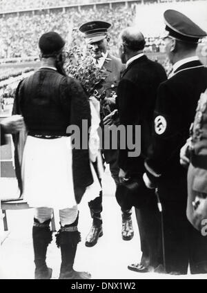 2 mai 1936 - Berlin, Allemagne - leader nazi Adolf Hitler félicitant un athlète grec de marathon aux Jeux olympiques de 1896 de l'Olympia lors de la cérémonie d'ouverture des Jeux olympiques à Berlin en Allemagne. (Crédit Image : © Keystone Photos USA/ZUMAPRESS.com) Banque D'Images