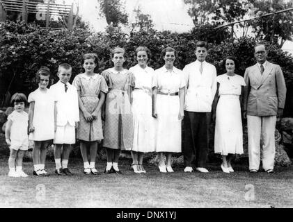 1 janvier, 1937 - Londres, Angleterre, Royaume-Uni - avec son mélange de triomphe politique et tragédie humaine, leur saga séduit les nations et les a rendus plus puissante famille de l'Amérique. Le clan Kennedy, la principale famille politique américaine de notre époque, semble être exprimés dans les étoiles, la légende. Sur la photo : Les Kennedy à Londres. EDWARD, Jeanne, ROBERT, Patricia, EUNICE, KATH Banque D'Images