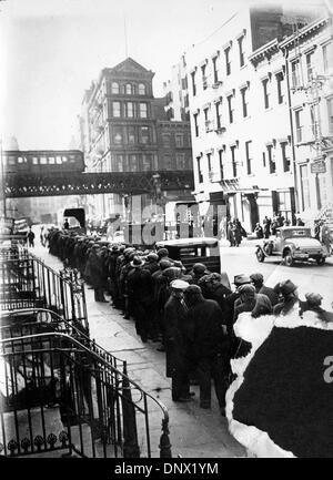 14 janvier 1937 - New York, NY, États-Unis - pour le président Franklin D. Roosevelt le chômage était l'une de ses plus grandes préoccupations. Après qu'il a pris la présidence du gouvernement des États-Unis le taux de chômage a été réduit avec succès. Cette photo montre les chômeurs faisant une ligne en face d'un restaurant à New York. (Crédit Image : © Keystone Photos USA/ZUMAPRESS.com) Banque D'Images