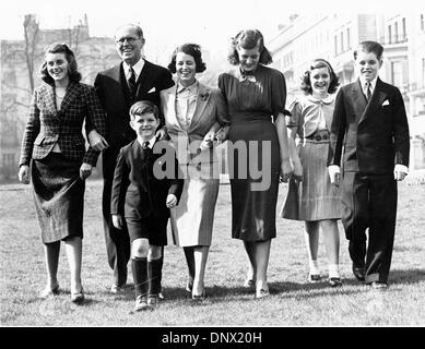 Mars 16, 1938 - Londres, Angleterre, Royaume-Uni - La famille Kennedy a photographié à leur domicile à Princes Gate, London S.W. aujourd'hui. (L-R) KATHLEEN, EDWARD, M. JOSEPH KENNEDY, Mme Kennedy, Patricia, JEAN ET ROBERT KENNEDY. (Crédit Image : © Keystone Photos/ZUMAPRESS.com) Banque D'Images