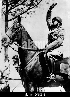 15 juin 1938 - Rome, Italie - Benito Mussolini (1883-1945) le dictateur italien et leader du mouvement fasciste, l'équitation. (Crédit Image : © Keystone Photos USA/ZUMAPRESS.com) Banque D'Images