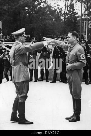 Le 9 juillet, 1938 - Nuremberg, Allemagne - HERR Rudolf Hess (R), l'adjoint d'Adolf Hitler, accueille le Führer Adolf Hitler avec le salut nazi lorsque celui-ci est arrivé à la salle des congrès de Nuremberg pour l'ouverture de la 10e rallye Parti Socialiste des Nations Unies. Hess a ouvert le rallye. (Crédit Image : © Keystone Photos USA/ZUMAPRESS.com) Banque D'Images