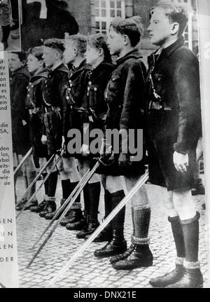 22 août, 1938 - Nuremberg, Allemagne - jeunes garçons stand à l'attention à la jeunesse hitlérienne camp de formation. (Crédit Image : © Keystone Photos USA/ZUMAPRESS.com) Banque D'Images